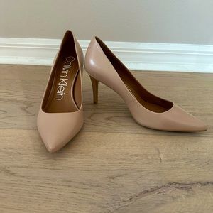 NEW- Calvin Klein Gayle Nude Patent Leather Pointed Toe Classic Heels
